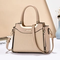 Schicke hellbraune geflochtene Handtasche für Damen mit Metallgriff und Logo - 24.5x12x19cm / Khaki