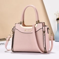 Borsa da donna rosa in pelle sintetica con trama intrecciata e manici in metallo oro - Rosa