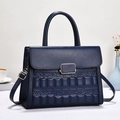 Donkerblauwe leren handtas met vintage reliëf en gouden metalen sluiting - Marineblauw