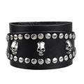 Breites schwarzes Lederarmband mit metallischen Totenköpfen und Nieten auf weißem Grund - Schädel / Schwarz