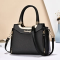 Elegante borsa tote nera in pelle intrecciata con dettagli dorati e tracolla - Nero