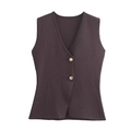 Detail van donkerbruine gebreide gilet met V-hals en decoratieve gouden knopen - Lichtbruin Vest / S