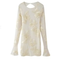 Dettaglio dell'abito bianco aderente con ricami floreali e maniche a campana eleganti - XS / Bianco