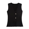 Dettaglio del gilet nero in maglia con scollo a V e due bottoni metallici dorati - Taglia S / Nero