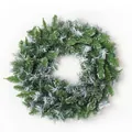 Klassischer grüner künstlicher Kiefer-Weihnachtskranz mit weißer Beflockung auf weißem Grund - 60cm Gemischte Blätter Kranz Stil B