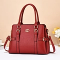Sac fourre-tout rouge en cuir grainé avec boucles dorées et bandoulière réglable chic - Rouge