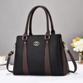 Elegante bolso tote bicolor en cuero sintético granulado negro y marrón con hebilla - Negro