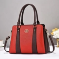 Detalle de bolso tote rojo y marrón con textura de lichi y logotipo metálico dorado - Rojo