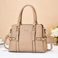 Détail du sac cabas en cuir beige avec boucle dorée et bandoulière réglable - Khaki