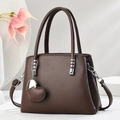 Dunkelbraune Shopper-Tasche aus Leder mit Lychee-Struktur und Herz-Anhänger - Kaffeebraun