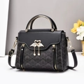 Elegante schwarze Lederhandtasche mit Schwanengriff und geprägter Vintage-Struktur - Schwarz