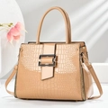 Dettaglio dell'elegante trama in pelle di coccodrillo beige e fibbia in metallo sulla borsa - Cachi