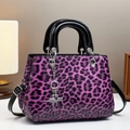 Sac fourre-tout à imprimé léopard violet avec pendentif étoile et finition brillante - Violet