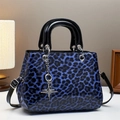 Sac fourre-tout bleu à imprimé léopard en cuir verni brillant avec pendentif étoile argent - Bleu