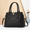 Borsa tote premium in pelle nera con fibbia a V dorata e tracolla per donna - Nero