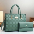 Detailansicht des grünen Karo-Taschensets aus Kunstleder mit Logo und passender Clutch - Grün