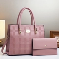 Detailansicht der rosafarbenen Gitter-Prägung an Tasche und Portemonnaie mit Goldakzenten - Rosa
