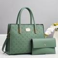 Détail du sac cabas vert sauge et de la pochette assortie avec motifs gaufrés - Vert