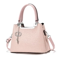 Große rosa Handtasche mit Webstruktur, Perlenanhänger und abnehmbarem Schultergurt - Rosa