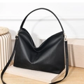 Schwarze Hobo-Beuteltasche aus Leder mit Lychee-Muster und goldenen Metallbeschlägen - Schwarz