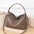 Braune Beuteltasche aus Leder mit breitem Griff und verstellbarem Schultergurt - Khaki