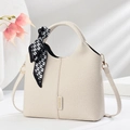 Elegante borsa a mano bianco crema con trama intrecciata e foulard in seta decorativo - Bianco Sporco
