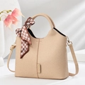 Dettaglio della trama borsa intrecciata kaki con foulard decorativo in seta a cuori - Cachi Chiaro