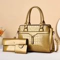 Dreiteiliges goldenes Taschenset mit Krokodilmuster und metallischer Schleife - Gold