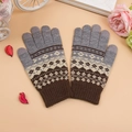 Detalle de guantes de punto de invierno con forro polar grueso y función táctil - Gris claro