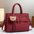 Sac à main rouge élégant avec texture tissée, boucle en cuir et breloque ours en peluche - Rouge