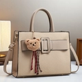 Sac à main élégant en tissu beige avec garniture en cuir kaki et breloque ours - Khaki