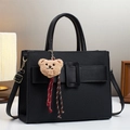 Sac à bandoulière noir structuré rétro avec boucle carrée et breloque ours mignon - Noir