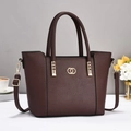 Elegante borsa a mano in pelle litchi marrone scuro con anelli d'oro e tracolla - caffè