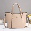 Dettaglio della pelle martellata beige e fibbia dorata sulla borsa tote di lusso - Cachi
