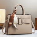 Elegante beige lederen handtas voor dames met zijden sjaal en verstelbare schouderriem - Khaki