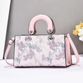 Borsa tote rosa in ecopelle con ricami floreali e manici arrotondati rigidi - Rosa