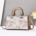 Dettaglio ricamo floreale retrò e manici in pelle kaki della borsa a tracolla elegante - Cachi