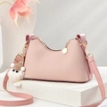 Détail du sac baguette rose vintage avec tissu texturé et éléments en métal doré chic - Rose
