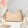 Sac bandoulière tissé beige élégant avec chaîne dorée et breloque ours sur un piédestal - Kaki