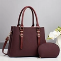 Ensemble sac cabas et pochette rouge vin avec texture tissée et détails dorés - Rouge