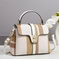 Elegante borsa tote in tela bicolore bianca e marrone in un raffinato ambiente interno - L24 P11 A17 / Bianco Sporco