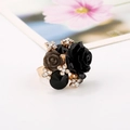 Verstellbarer Retro-Ring mit schwarzer Kunstharzrose und goldfarbenem Blumen-Design - Schwarz