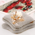 Anillo cóctel dorado con flor, mariposa, rosa blanca y piedras de cristal - Blanco