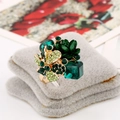 Exquisito anillo floral dorado con cristal verde oscuro y piedras preciosas de esmeralda - Verde