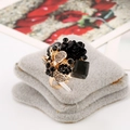 Anillo abierto floral con rosa de resina negra, cristal gris humo y banda dorada - Negro