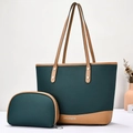 Bolso tote de cuero granulado verde y caqui con estuche a juego en fondo minimalista - Verde