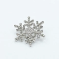 Spilla a fiocco di neve in argento con strass luccicanti per accessori moda invernali - Argento