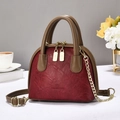 Bolso retro de cuero rojo oscuro con asas marrones y correa de cadena dorada - Granate