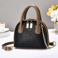 Bolso tote grande de piel texturizada en negro y marrón con elegantes detalles dorados - Negro