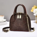 Dunkelbraune Handtasche aus Faltenleder mit roter Kante und goldener Kettenschulterkette - Kaffeebraun